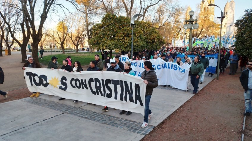 Con una gran convocatoria, se llevó a cabo el banderazo para apoyar a Cristina Fernández